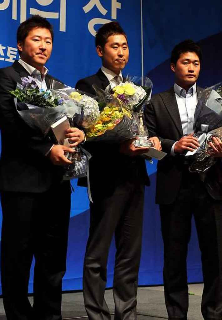 2011년 한 시상식에서 나란히 수상한 최형우(왼쪽부터), 윤석민, 오승환. 연합뉴스