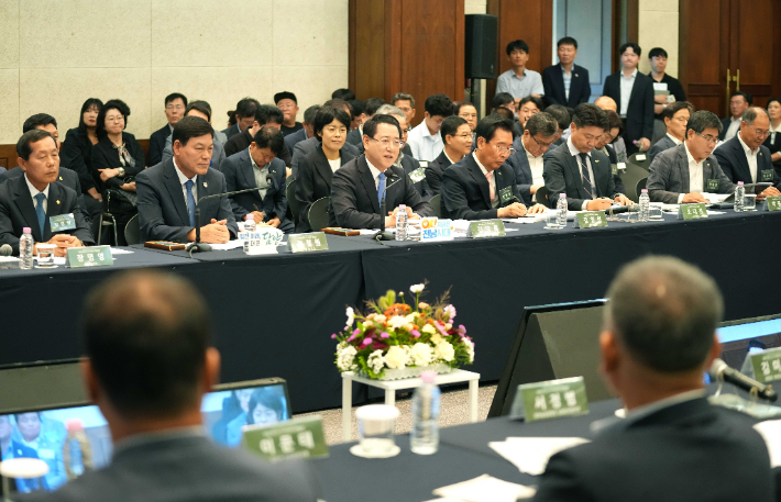 김영록 전라남도지사가 30일 담양군 담양리조트에서 열린 '담양군 정책비전 투어'행사에 참석해 인사말을 하고 있다. 전라남도 제공