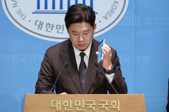 국민의힘 진종오 의원이 30일 서울 여의도 국회 소통관에서 더불어민주당의 특정종교단체 신도를 동원한 권리당원 조작 시도 의혹을 폭로하며 제보 통화 녹취를 공개하고 있다. 연합뉴스