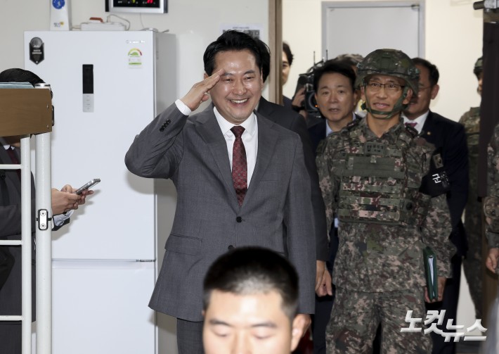 장병들에게 거수경례하는 장동혁 대표