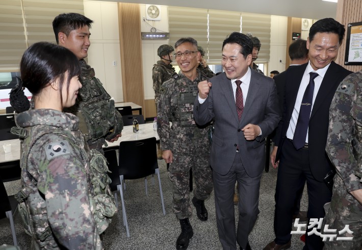 군 간부들 격려하는 장동혁 대표