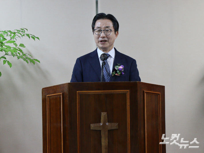 축사를 하고 있는 김학섭 목사. 임성민 기자