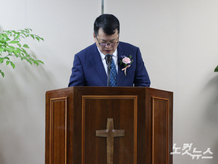 제24대 김인규 대표 취임 감사예배에서 박선용 목사가 기도하고 있다. 임성민 기자