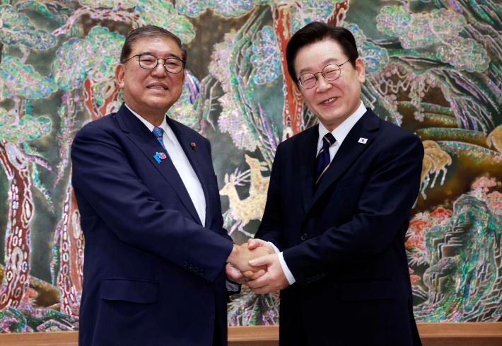  이재명 대통령과 이시바 시게루 일본 총리가 30일 부산 누리마루 APEC 하우스 기념관에서 악수하고 있다. 연합뉴스
