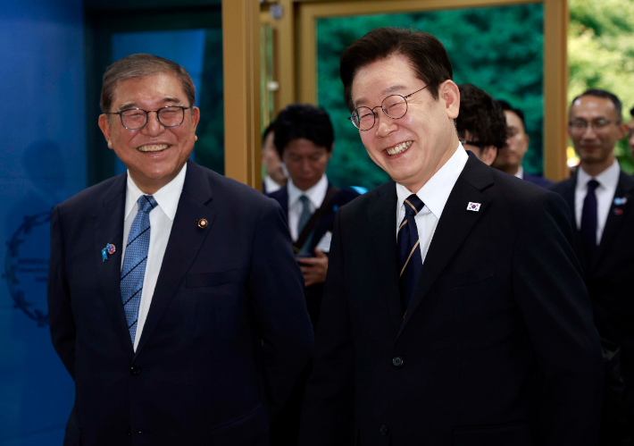 이재명 대통령과 이시바 시게루 일본 총리가 30일 한일 정상회담을 위해 부산 누리마루 APEC 하우스에 입장하고 있다. 연합뉴스