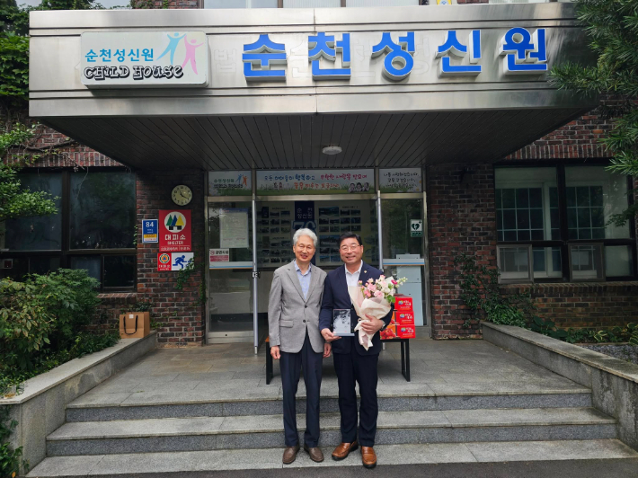 신민호 의원(오른쪽)이 성신원에서 감사패를 받았다.  신민호 의원 제공