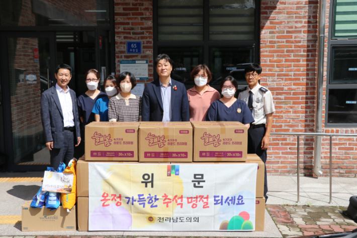 서동욱 의원(가운데)이 지역 복지시설을 방문했다. 서동욱 의원 제공