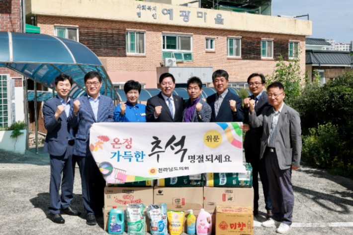 김정희 의원(왼쪽 네 번째)이 지역 복지시설을 방문했다. 김정희 의원 제공