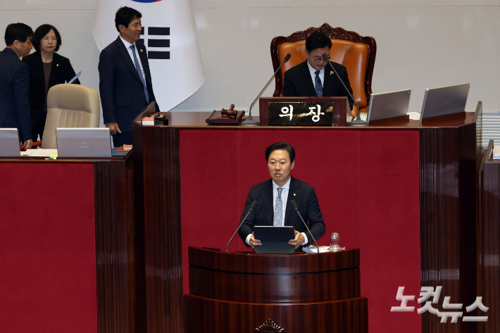 국민의힘 박수민 의원이 25일 서울 여의도 국회에서 열린 제429회 국회(정기회) 제9차 본회의에서 정부조직법 일부개정법률안에 대한 반대 무제한토론을 하고 있다. 윤창원 기자