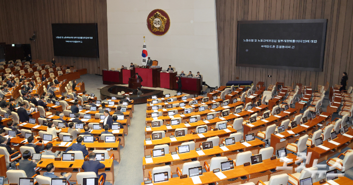 지난달 24일 서울 여의도 국회에서 열린 제428회 국회(임시회) 제2차 본회의에서 노동조합 및 노동관계조정법(노란봉투법) 일부개정법률안(대안)에 대한 무제한토론 종결동의의 건이 상정되자 국민의힘 의원들이 퇴장해 의석이 비어 있다. 박종민 기자