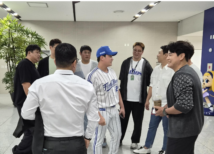 추신수(오른쪽) 등 1982년생 야구인들이 30일 대구삼성라이온즈파크에서 열린 2025 프로야구 삼성 라이온즈와 KIA 타이거즈 경기를 방문해 은퇴식을 앞둔 오승환(가운데)을 축하하고 있다. SSG 랜더스