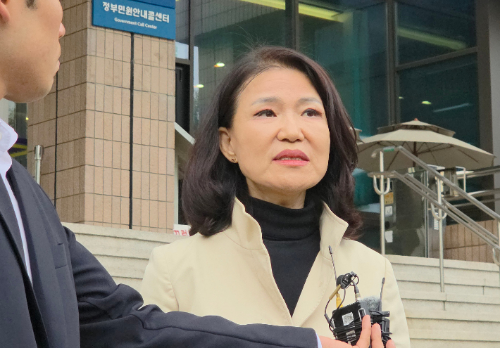 이진숙 방송통신위원장이 30일 정부과천청사에서 퇴근하며 소회를 밝히고 있다. 연합뉴스