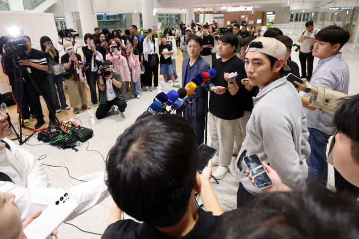 미국프로야구 메이저리그(MLB)에서 두 번째 시즌을 마친 샌프란시스코 자이언츠 이정후가 30일 인천국제공항을 통해 귀국한 뒤 취재진의 질문에 답하고 있다. 연합뉴스