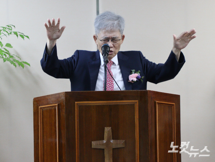 축도하고 있는 김진홍 원로목사. 임성민 기자