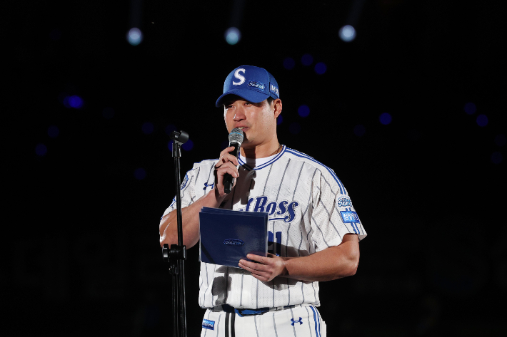30일 대구 삼성라이온즈파크에서 삼성의 마무리 투수 오승환이 자신의 은퇴식에서 눈물의 은퇴사를 전하고 있다. 연합뉴스