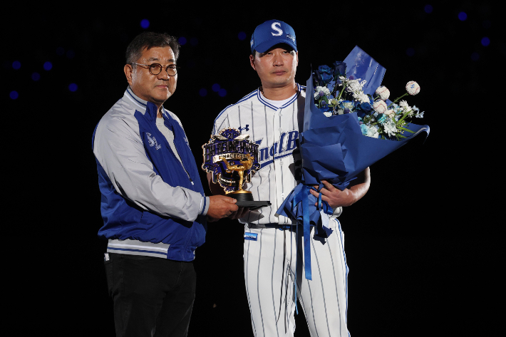 30일 대구 삼성라이온즈파크에서 열린 삼성의 마무리투수 오승환의 은퇴식에서 오승환이 오정근 구단 대표로부터 은퇴 선물을 받고 있다. 연합뉴스