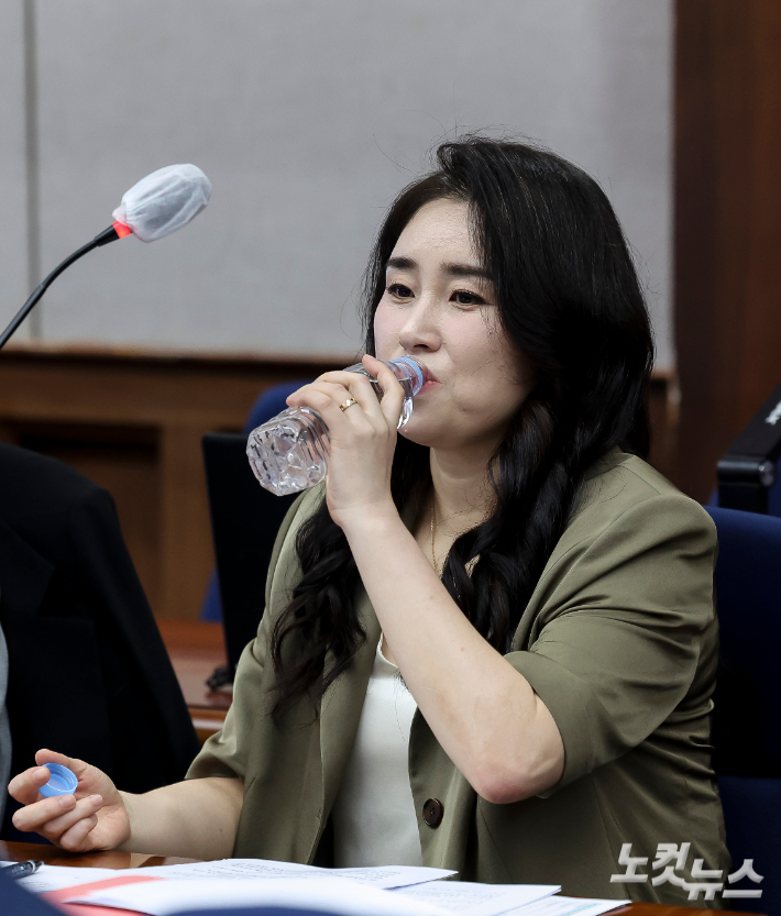 윤석열 전 대통령 법률대리인단인 김계리 변호사가 26일 서울 서초구 서울중앙지방법원에서 열린 윤 전 대통령에 대한 '특수공무 집행 방해, 직권남용 권리행사 방해 혐의' 첫 재판에 출석해 있다. 사진공동취재단