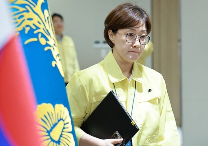 (서울=연합뉴스) 홍해인 기자 = 김현지 대통령실 총무비서관이 18일 서울 용산 대통령실 청사에서 이재명 대통령 주재로 열린 을지 국무회의에 배석하고 있다. 2025.8.18 hihong@yna.co.kr 연합뉴스