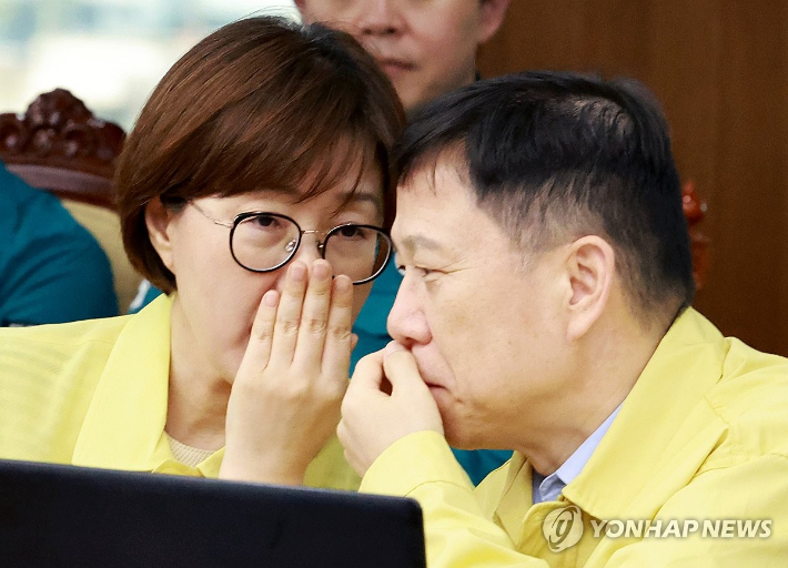 (서울=연합뉴스) 홍해인 기자 = 김현지 대통령실 총무비서관(왼쪽)과 임웅순 국가안보실 안보2차장이 21일 서울 용산 대통령실 청사에서 열린 8차  수석·보좌관 회의에 참석해 논의하고 있다. 2025.8.21 hihong@yna.co.kr 연합뉴스