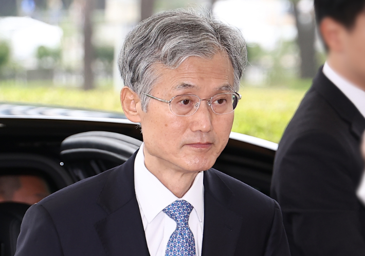 국회청문회 불출석, 대법 향하는 조희대 대법원장     (서울=연합뉴스) 김성민 기자 = 조희대 대법원장이 대선개입 의혹 청문회가 열리는 30일 서울 서초구 대법원으로 출근하고 있다. 조 대법원장은 이날 열리는 국회 법제사법위원회 대선개입 의혹 청문회에 지난 26일 불출석 사유서를 제출했다.2025.9.30     ksm7976@yna.co.kr (끝)   <저작권자(c) 연합뉴스, 무단 전재-재배포, AI 학습 및 활용 금지> 연합뉴스
