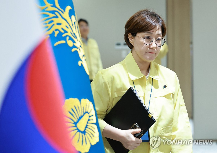 (서울=연합뉴스) 홍해인 기자 = 김현지 대통령실 총무비서관이 18일 서울 용산 대통령실 청사에서 이재명 대통령 주재로 열린 을지 국무회의에 배석하고 있다. 2025.8.18 hihong@yna.co.kr 연합뉴스
