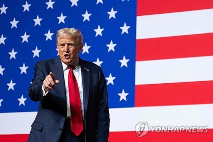 도널드 트럼프 미국 대통령이 30일(현지시간) 콴티코 해병기지에서 열린 전군 지휘관 회의에서 연설하고 있다. 연합뉴스 