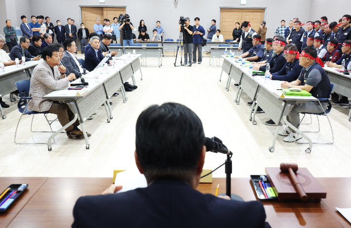 30일 경기도 수원시 영통구 경기지방노동위원회에서 경기도버스노조협의회와 경기도버스운송사업조합의 최종 조정 회의가 열리고 있다. 연합뉴스