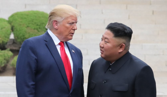 2019년 6월 판문점 군사분계선 북측 지역에서 만나 인사한 뒤 남측 지역으로 이동하는 트럼프 대통령과 김정은 위원장. 연합뉴스