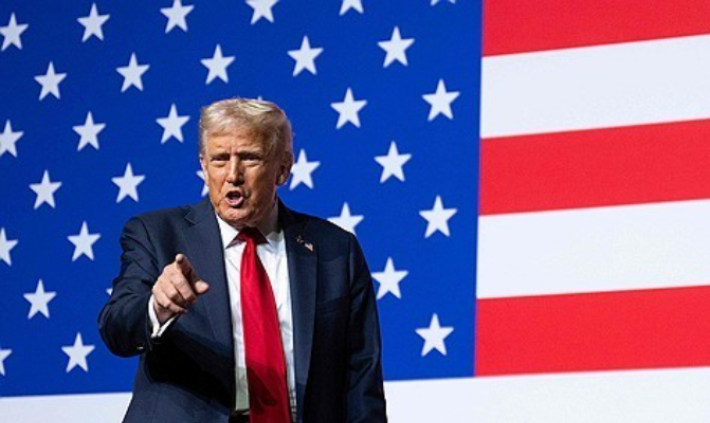 도널드 트럼프 미국 대통령이 30일(현지시간) 콴티코 해병기지에서 열린 전군 지휘관 회의에서 연설하고 있다. 연합뉴스 