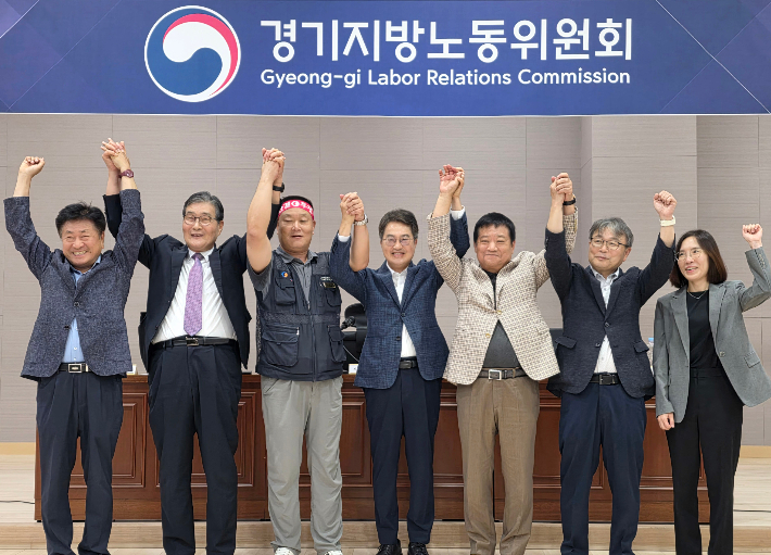 1일 오전 경기 수원시 경기지방노동위원회에서 열린 경기도버스노조협의회와 경기도버스운송사업조합의 최종 조정회의에서 임금협상을 타결한 노사 양측이 김동연 경기도지사와 기념촬영을 하고 있다. 연합뉴스