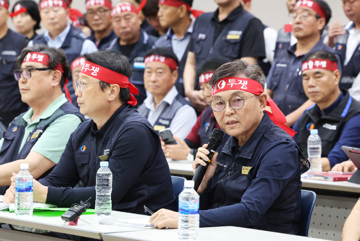 30일 경기도 수원시 영통구 경기지방노동위원회에서 열린 경기도버스노조협의회와 경기도버스운송사업조합의 최종 조정 회의에서 이순창 경기도중부지역버스노조 위원장이 발언하고 있다. 연합뉴스