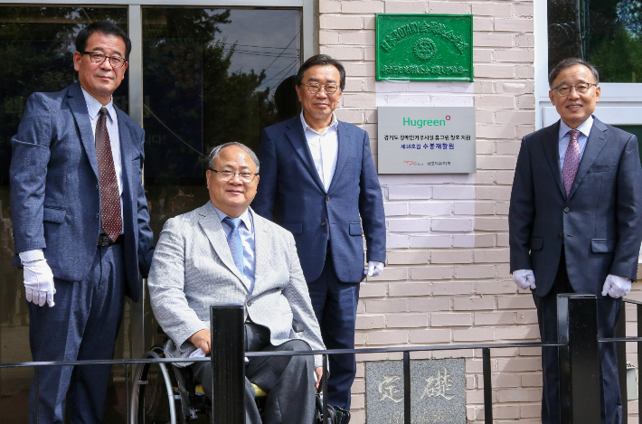  (왼쪽부터)이재용 수봉재활원장, 김광식 경기도장애인복지시설협회장, 백종훈 금호석유화학 대표, 김우 자행회장. 금호석유화학 제공