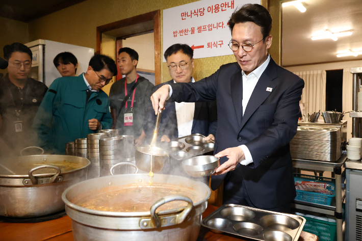 김민석 국무총리는 10월 1일 새벽 6시, 충북 청주에서 공사현장 근로자 등에게 아침밥을 천원에 제공하는 '만나김치식당'을 방문해 격려했다. 총리실 제공