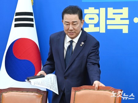 정책조정회의 참석하는 김병기 원내대표
