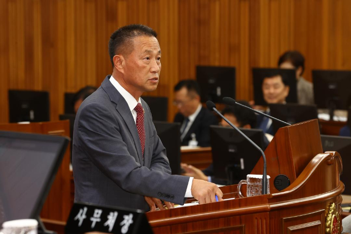 양구 수입천댐 건설 계획에 반대하며 당시 삭발투쟁 등 댐 백지화에 앞장섰던 김왕규 강원도의회의원. 강원도의회 제공 