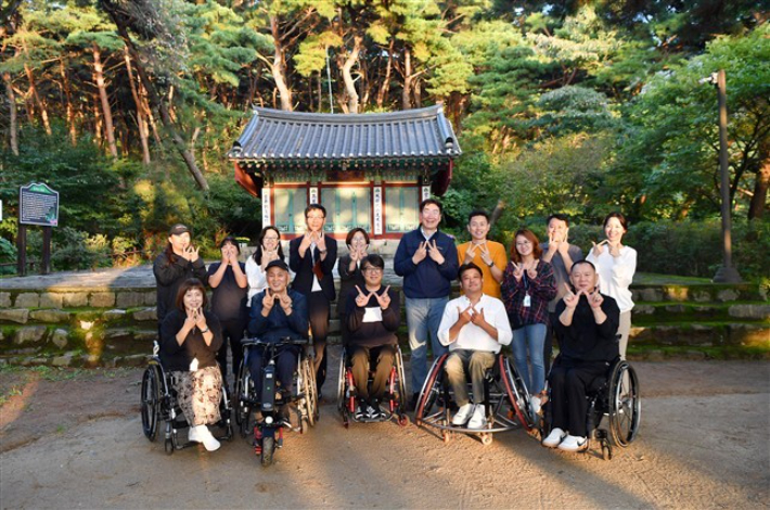 원강수 원주시장과 지역 장애인단체 관계자들이 지난 달 29일 원주 국형사 일원에 조성된 무장애 산책로 시설 점검에 나섰다. 원주시 제공 
