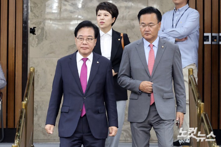 국민의힘 송언석 원내대표가 1일 서울 여의도 국회에서 열린 상임위원장 및 간사단 회의에 참석하고 있다.