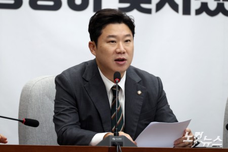 국민의힘 진종오 의원이 1일 서울 여의도 국회에서 열린 상임위원장 및 간사단 회의에서 더불어민주당 소속 서울시의원이 종교단체를 동원해 선거에 개입하려 했다는 의혹과 관련 발언을 하고 있다.