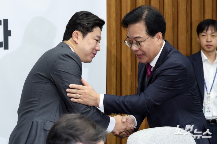 국민의힘 송언석 원내대표가 1일 서울 여의도 국회에서 열린 상임위원장 및 간사단 회의에 참석하며 진종오 의원과 악수를 하고 있다.
