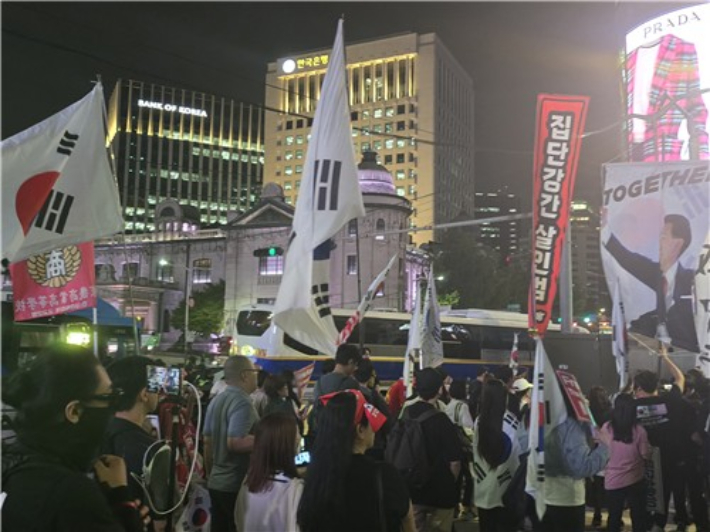 '민초결사대' 등 극우 성향의 단체가 지난 23일 서울 중구 명동 초입 서울중앙우체국 앞에서 '혐중 시위를 벌이고 행진을 하는 모습. 연합뉴스
