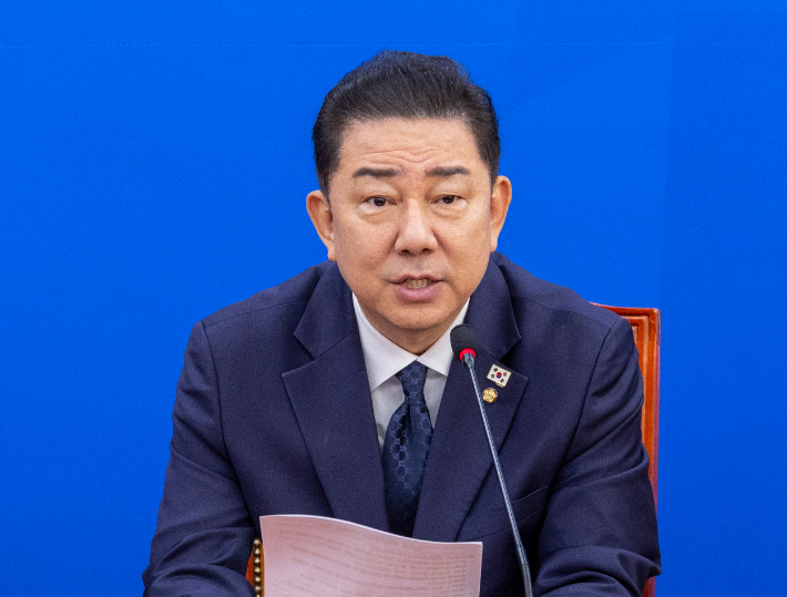 더불어민주당 김병기 원내대표가 1일 국회에서 열린 정책조정회의에서 "국정자원 화재와 관련해 중국인 단체 관광객의 무비자 입국을 막아야 한다는 터무니없는 주장이 제기되고 있다"며 "혐오, 정쟁이 아니라 민생이 우선돼야 한다"고 말하고 있다. 연합뉴스