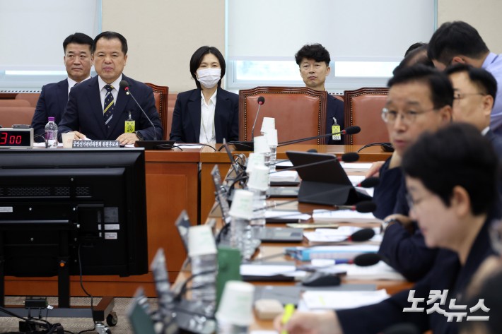 위철환 중앙선거관리위원회 위원후보자가 1일 서울 여의도 국회에서 열린 행정안전위원회 인사청문회에서 의원 질의를 받고 있다.