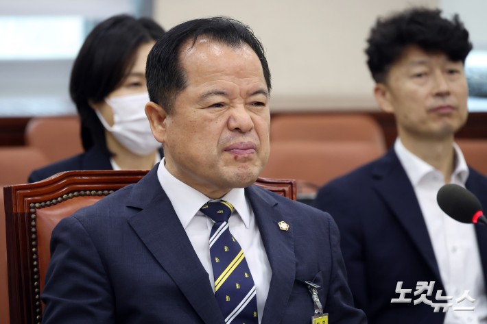 위철환 중앙선거관리위원회 위원후보자가 1일 서울 여의도 국회에서 열린 행정안전위원회 인사청문회에서 의원 질의를 받고 있다.