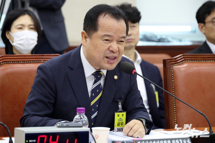 위철환 중앙선거관리위원회 위원후보자가 1일 서울 여의도 국회에서 열린 행정안전위원회 인사청문회에서 의원 질의에 답변을 하고 있다.