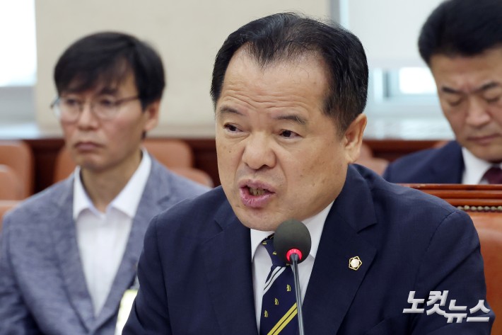 위철환 중앙선거관리위원회 위원후보자가 1일 서울 여의도 국회에서 열린 행정안전위원회 인사청문회에서 의원 질의에 답변을 하고 있다.