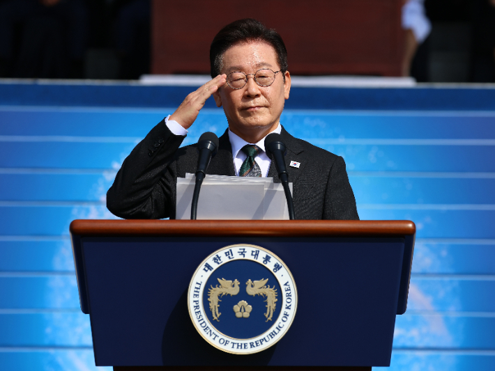 이재명 대통령이 1일 충남 계룡대 대연병장에서 열린 건군 77주년 국군의 날 기념행사에서 거수경례를 하고 있다. 연합뉴스