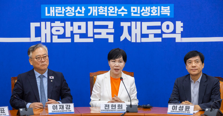 민주, 3대특검 특별위원회에서 발언하는 전현희 총괄 위원장. 연합뉴스