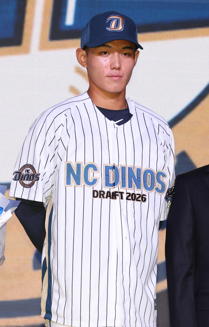 9월 17일 서울 송파구 롯데호텔 월드에서 열린 2026 KBO 신인 드래프트에서 NC 다이노스에 1라운드 2순위 지명을 받은 유신고 내야수 신재인이 포즈를 취한 모습. 연합뉴스