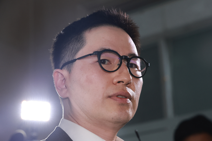 이원모 전 대통령실 인사비서관이 1일 피의자 신분으로 조사받기 위해 서울 서초구 이명현 순직해병 특별검사팀에 출석하고 있다. 연합뉴스