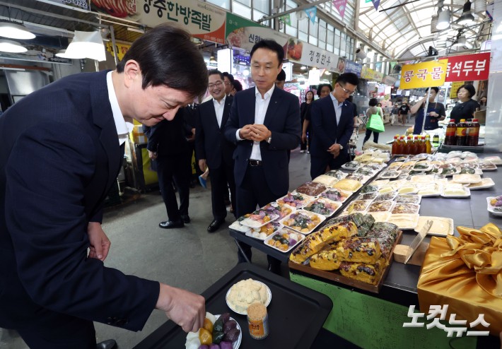 전통시장 방문한 금감원장